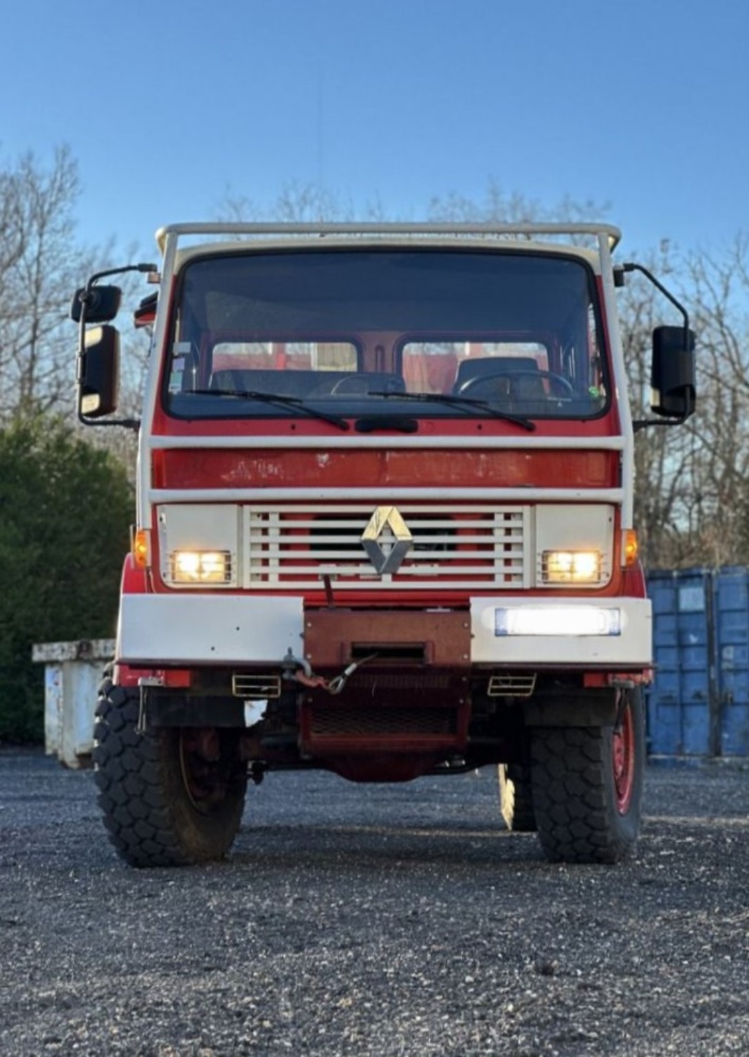 Camion Renault tout-terrain vu de face