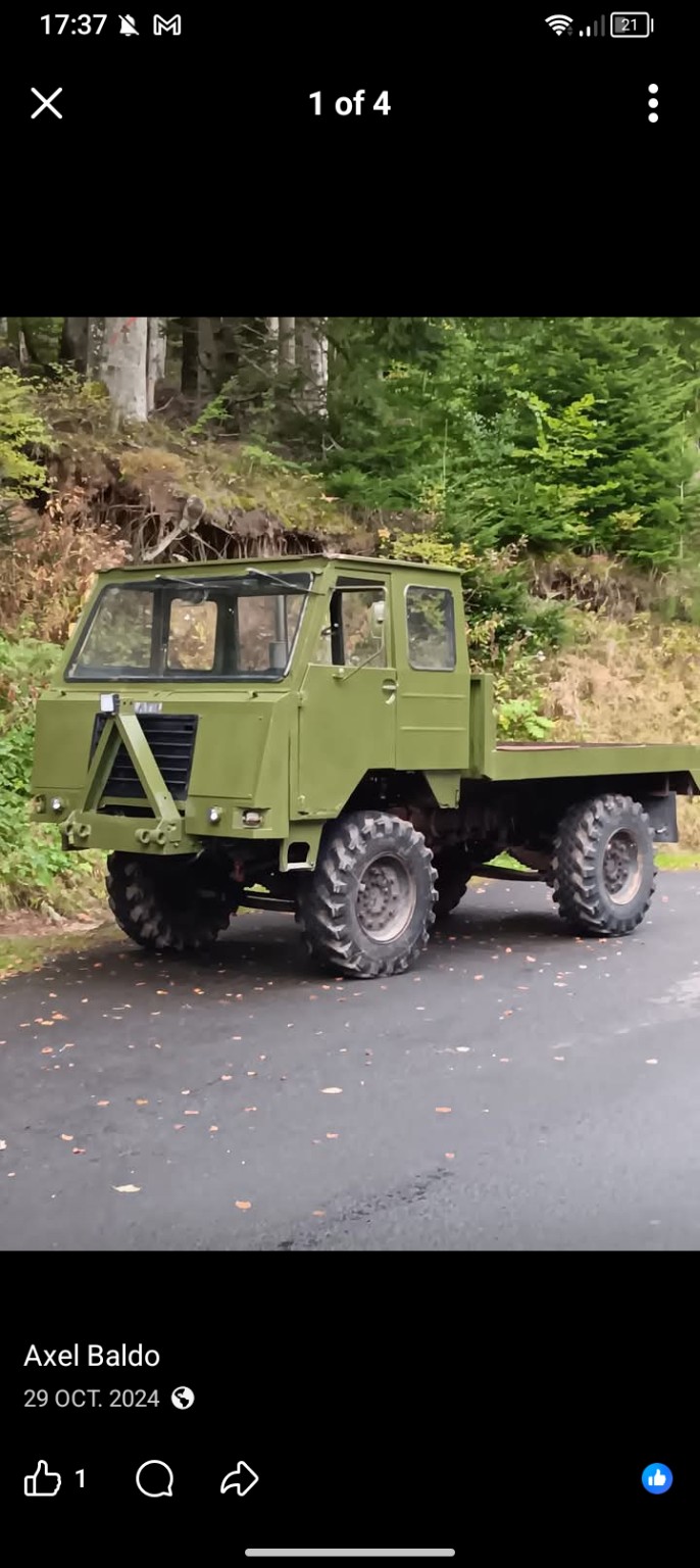 Véhicule tout-terrain vert en forêt